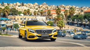 מוניות בכרמיאל תמונה של מונית מרצדס צהובה על כביש